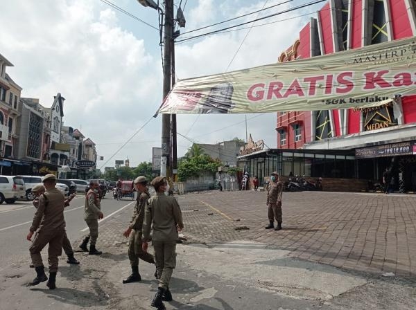 Satpol PP Sumut dan Medan Tertibkan Reklame Menyimpang